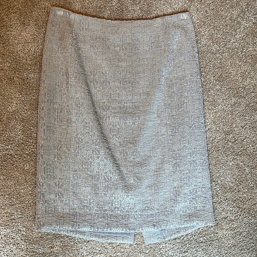 Stunning champagne colored Ann Taylor pencil skirt size 6.